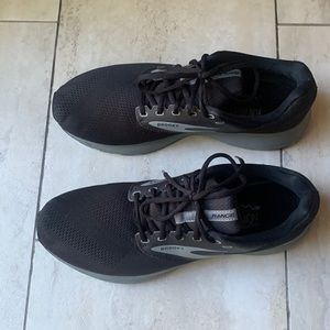 Brook sneakers for sale in very good shape best running shoes